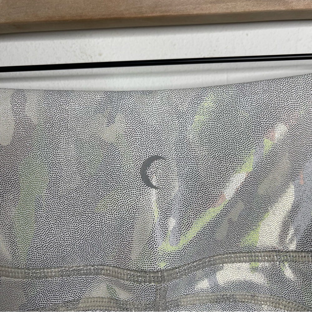 ZYIA Silver Camo Metallic Pocket Light n Tight Hi-Rise Capri 20" Leggings Sz M - Picture 9 of 16